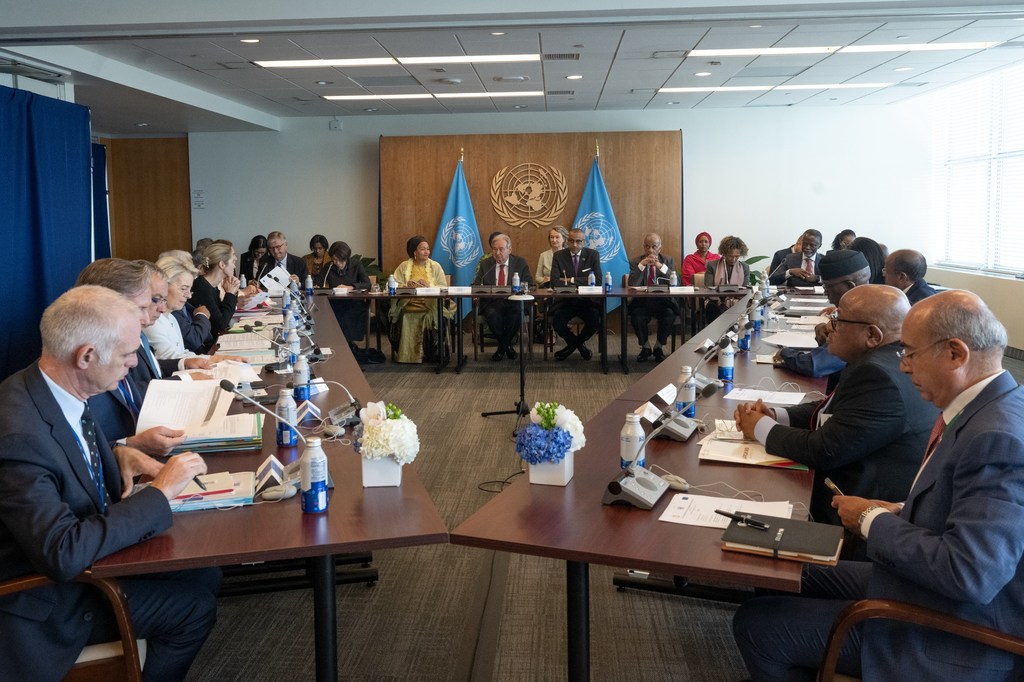 非洲联盟(右侧代表团)、欧洲联盟(左侧)与联合国(中央)第六次三边会议。